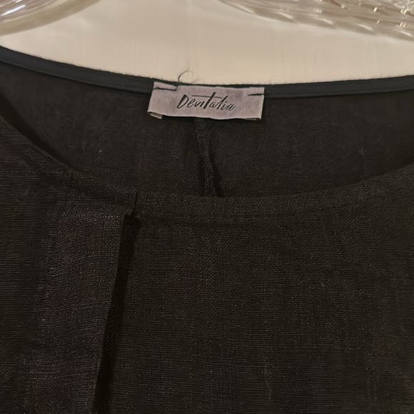 High quality linen tunic by Devitalia in black, fits size small to medium. - Picture 3 of 4